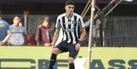  Foto: Vitor Silva/Botafogo - Legenda: Jair tem apenas 20 anos e está na mira do futebol europeu / Jogada10