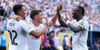  Foto: Richard Pelham/Getty Images - Legenda: Jogadores do Real Madrid comemoram o gol marcado por Arda Güler / Jogada10