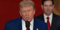 O presidente dos EUA, Donald Trump, discursa à nação, acompanhado pelo secretário de Estado dos EUA, Marco Rubio, na Casa Branca, em 21 de junho de 2025, em Washington, DC. O presidente Trump discursou para as três instalações nucleares iranianas que foram atacadas pelos militares dos EUA na manhã de domingo.  Foto: Carlos Barria - Pool/Getty Images