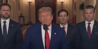 Trump durante discurso após ataques ao Irã  Foto: Reprodução/YouTube/PBS NewsHour