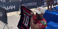 Ítalo Ferreira exibiu a camisa do Flamengo que recebeu de presente em Saquarema (RJ)  Foto: Éros Mendes/Terra / Éros Mendes/Terra