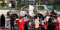 Funcionários do Crescente Vermelho em Teerã decoram carro destruído em ataque em 19 de junho  Foto: ANSA / Ansa - Brasil