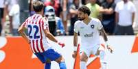  Foto: Vitor Silva/Botafogo - Legenda: Alex Telles em ação pelo Botafogo contra o Atlético de Madrid / Jogada10
