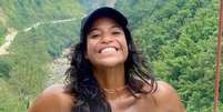 Juliana Marins, brasileira que caiu num vulcão na Indonésia, segue esperando resgate  Foto: Reprodução/Redes sociais