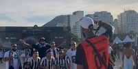 Flamenguistas roxos, fotógrafos trabalham em evento pró-Botafogo: 'Caindo alguma coisinha já está ótimo'  Foto: Jerson Pita/Redação Terra