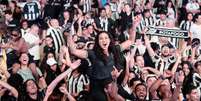 Torcida do Botafogo comemora em Copacabana  Foto:  Reprodução/@fanzoneofc/Instagram