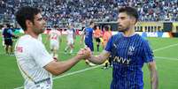 Ruben Neves, do Al Hilal, abraça Pedro Pereira, do FC Salzburg, após a partida do grupo H da Copa do Mundo de Clubes da FIFA 2025 entre FC Red Bull Salzburg e Al Hilal no Audi Field em 22 de junho de 2025 em Washington, DC  Foto: Stuart Franklin - FIFA/FIFA via Getty Images