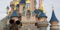 Duas pessoas foram detidas para interrogat&oacute;rio no caso do falso casamento de uma crian&ccedil;a de 9 anos na Dosneyland de Paris.  Foto: AFP - IAN LANGSDON / RFI