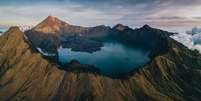 Terreno desafiador e clima imprevisível no monte Rinjani pode surpreender até montanhistas experientes  Foto: Getty Images / BBC News Brasil
