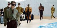 Oculos escuros e inspiração da década de 1970 marcaram o desfile masculino da Saint Laurent nesta terça-feira, 24 de junho de 2025.  Foto: REUTERS - Benoit Tessier / RFI
