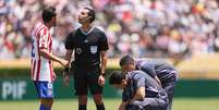 Atlético de Madrid reclama de arbitragem em jogo contra o Botafogo  Foto: Alex Pantling/FIFA/Getty Images
