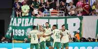 Elenco do Palmeiras celebra gol contra o Inter Miami na Copa do Mundo de Clubes  Foto: Hector Vivas - FIFA/FIFA via Getty Images