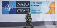 Agentes de segurança patrulham o perímetro do local da próxima cúpula da OTAN em Haia, Holanda, segunda-feira, 23 de junho de 2025.  Foto: © AP - Markus Schreiber / RFI