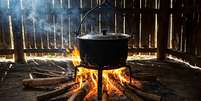 Falta de acesso a fontes mais limpas de energia ainda obrigam centenas de milhares de brasileiros a cozinharem com lenha, em fogões improvisados. A queima da madeira em ambientes internos gera poluentes com partículas invisíveis e sem odor, que passam despercebidas pelas famílias mesmo em níveis críticos, e estão associadas a doenças respiratórias, cardiovasculares e até câncer.  Foto: Freepik, CC BY / The Conversation