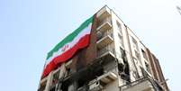 Bandeira iraniana em pr&eacute;dio danificado por ataque israelense em Teer&atilde;  Foto: ANSA / Ansa - Brasil