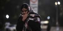 Pessoas enfrentam manhã de frio na região da Luz, na região central da cidade de São Paulo, nesta quarta-feira, 25 de junho de 2025.  Foto: WERTHER SANTANA/ESTADÃO CONTEÚDO