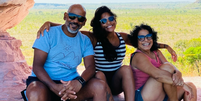Juliana Marins, brasileira morta após cair em vulcão na Indonésia, com os pais  Foto: Reprodução/Redes Sociais