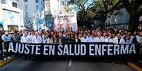 Profissionais de sa&uacute;de e servidores p&uacute;blicos se uniram aos aposentados em protestos nas ruas da Argentina. Imagem feita em Buenos Aires em 25 de junho de 2025.  Foto: REUTERS - ALESSIA MACCIONI / RFI