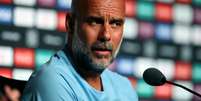 O técnico Pep Guardiola, do Manchester City, fala com a imprensa durante o treino/coletiva de imprensa antes da partida do grupo G da Copa do Mundo de Clubes da FIFA 2025 entre Juventus FC e Manchester City FC no Camping World Stadium, em 25 de junho de 2025, em Orlando, Flórida.  Foto: Elsa - FIFA/FIFA via Getty Images