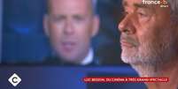 O cineasta Luc Besson se emociona ao ver cenas antigas do amigo Bruce Willis  Foto: Reprodução/TV