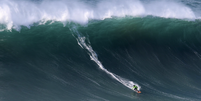 Carlos Burle durante onda gigante em Nazaré, Portugal, em 2020  Foto: Andrés Sánchez/WSL