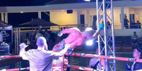 Lutador de boxe foi eletrocutado ao comemorar vit&oacute;ria de forma inusitada  Foto: Reprodu&ccedil;&atilde;o/ X