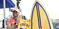 &Iacute;talo Ferreira foi presentado com prancha personalizada  Foto: Staff Images/ WSL