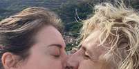 Alessandra Maestrini beijando a namorada  Foto: Reprodução/Instagram/Alessandra Maestrini