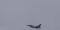 Ca&ccedil;a F-16 "Falcon" da For&ccedil;a A&eacute;rea dos EUA decola na Base Andrews, em Maryland 03/10/2024   Foto: REUTERS/Tom Brenner