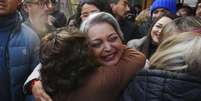 Jeannette Jara, do Partido Comunista, abraça apoiadores antes de votar nas primárias da coalizão Unidos pelo Chile para escolher o candidato do partido governista para a eleição presidencial.  Foto: AP - Esteban Felix / RFI