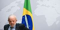 Lula com bandeira do Brasil ao fundo  Foto: Getty Images / BBC News Brasil