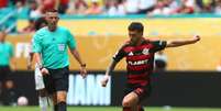  Foto: Gilvan de Souza /CRF - Legenda: Arrascaeta na partida contra o Bayern de Munique / Jogada10
