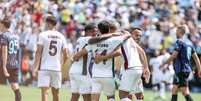 Jogadores do Fluminense comemoram gol contra a Inter de Milão  Foto: LUCAS MERÇON / FLUMINENSE F.C