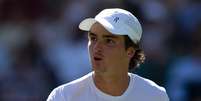 João Fonseca se 'desculpa' após derrotar inglês em 1ª vitória em Wimbledon  Foto: Reprodução/X/@Wimbledon