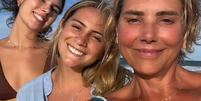 A atriz Heloisa Périssé (à direita) ao lado de suas duas filhas: Luisa Périssé (ao meio), de 25 anos, de Tontom (à esquerda), de 18  Foto: Reprodução/Instagram/@heloisaperisse