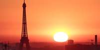 Paris está em alerta vermelho devido ao forte calor, nesta terça-feira (1°), e, por isso, o terceiro andar da Torre Eiffel ficará fechado até quarta-feira (2).  Foto: AFP - THIBAUD MORITZ / RFI
