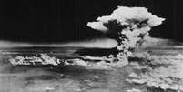 Nuvem at&ocirc;mica paira sobre Hiroshima ap&oacute;s bomba ser lan&ccedil;ada sobre cidade japonesa em 6 de agosto de 1945.  Foto: &copy; 509th Operations Group Fomaine public via Wikicommons / RFI