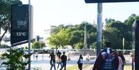 Pedestres enfrentaram manhã de frio no Rio de Janeiro, com termômetros marcando 13°C na região da Praça Mauá, no centro da cidade, na quinta- feira, 26 de junho Foto: PAULO CARNEIRO/ATO PRESS/ESTADÃO CONTEÚDO