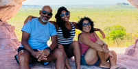 Juliana Marins (ao centro) em foto com os pais; ela deixou mensagem antes de iniciar viagem  Foto: Reprodução/ajulianamarins/Instagram