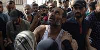 Palestinos se despedem de mortos em ataque israelense em café na Faixa de Gaza  Foto: ANSA / Ansa - Brasil