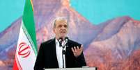 Foto de ilustração d presidente iraniano Masoud Pezeshkian durante uma reunião em Ilam, Irã, em 12 de junho de 2025.  Foto: via REUTERS - Iran's Presidential website / RFI