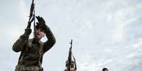 Jovens civis ucranianos fazem treinamento militar  Foto: ANSA / Ansa - Brasil
