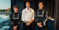 Kimi Antonelli, Toto Wolff e George Russell  Foto: Reprodução / Mercedes - AMG Petronas