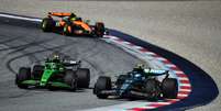 Fernando Alonso em intensa disputa com Gabriel Bortoleto nas voltas finais Foto: Reprodução / Site F1