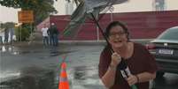 Guarda-chuva de jornalista quebra com o vento em PE e repórter cai na risada  Foto: Reprodução/TV Globo