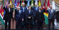O presidente argentino, Javier Milei, no centro da imagem, não poupou críticas ao Mercosul durante a reunião de cúpula do bloco realizada em Buenos Aires, dia 3 de julho de 2025.  Foto: AP - Natacha Pisarenko / RFI