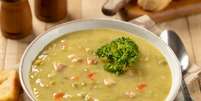 Sopa cremosa de ervilha com legumes e bacon Foto: Charles Brutlag | Shutterstock / Portal EdiCase
