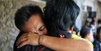 Kholil, 26, um sobrevivente do naufrágio, se emociona ao encontrar um parente no porto de Gilimanuk, em Bali, Indonésia, em 3 de julho de 2025.  Foto: REUTERS - Johannes Christo / RFI