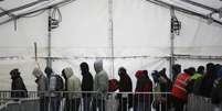 Migrantes fazem fila em centro de acolhimento de refugiados em Berlim.  Foto: AP - Markus Schreiber / RFI