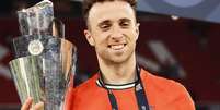 Diogo Jota com taça da UEFA nas mãos  Foto: Reprodução | Instagram | @liverpoolfc
